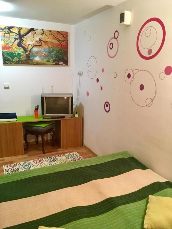 Rolling Stone Hostel Брашов Экстерьер фото