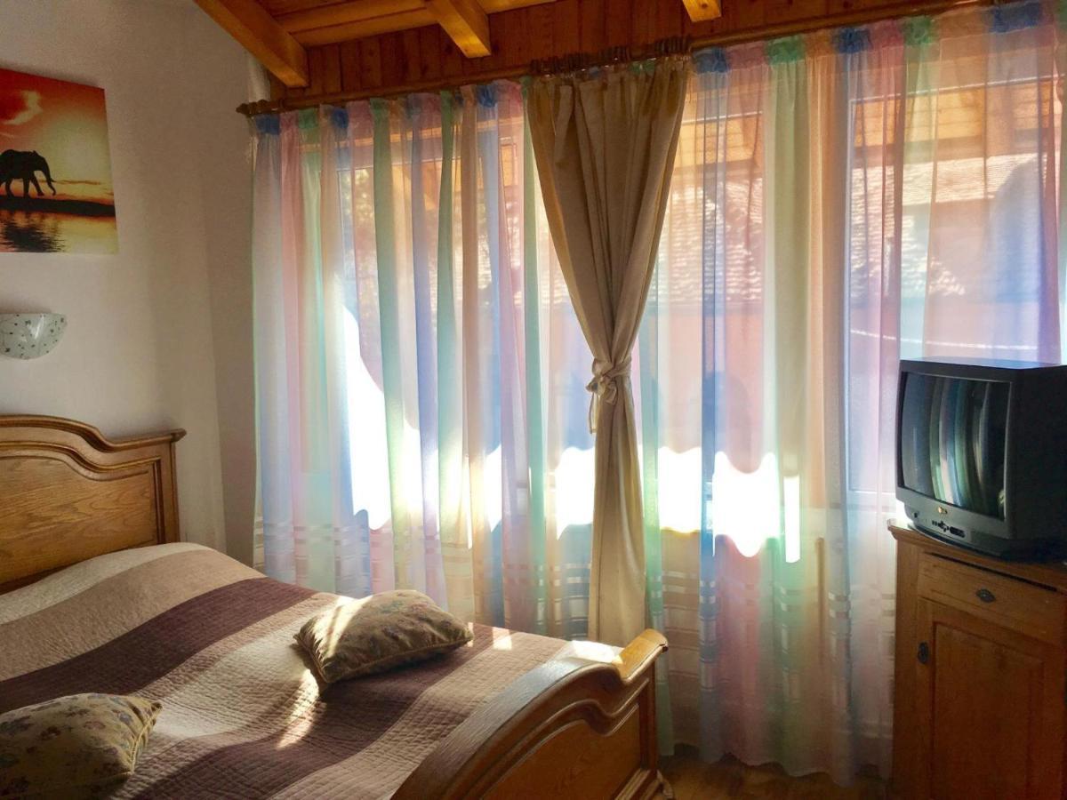 Rolling Stone Hostel Брашов Экстерьер фото