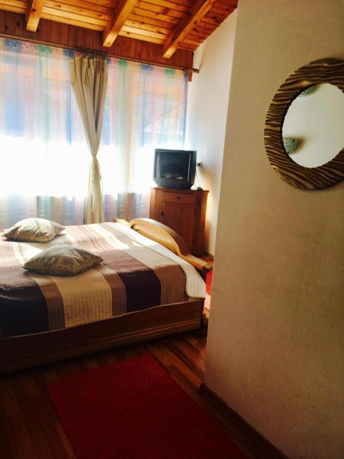 Rolling Stone Hostel Брашов Экстерьер фото