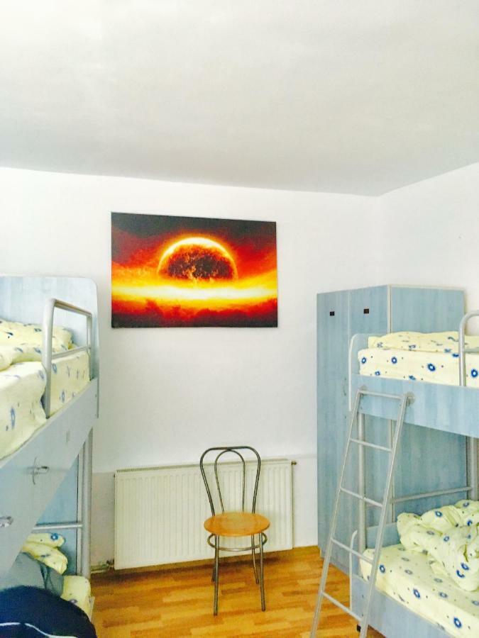 Rolling Stone Hostel Брашов Экстерьер фото