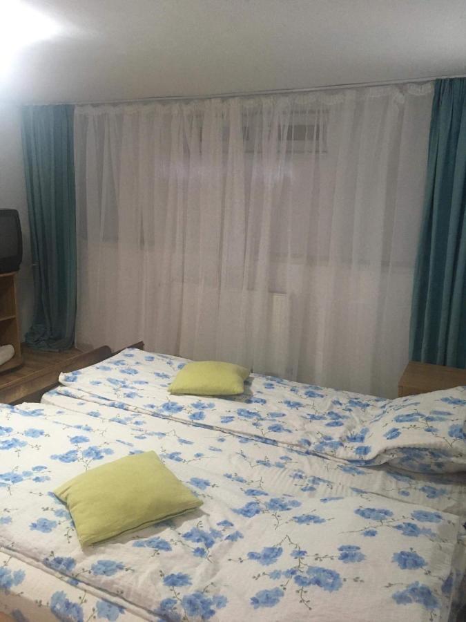 Rolling Stone Hostel Брашов Экстерьер фото