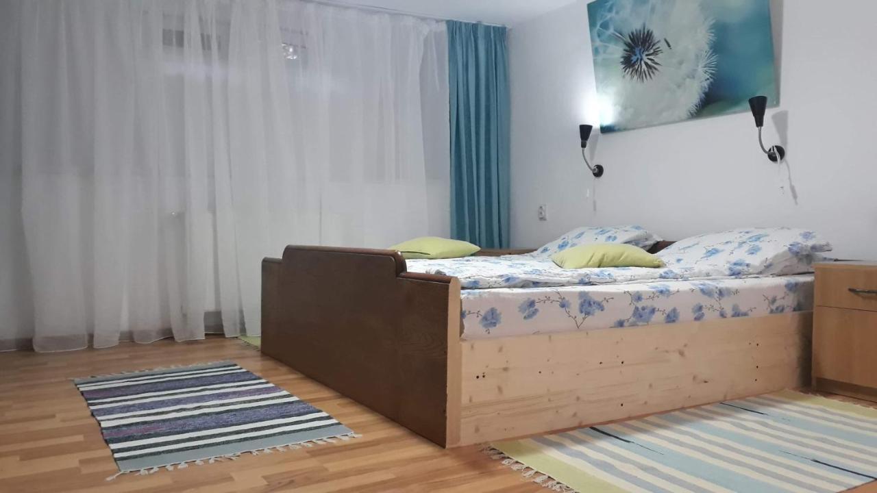 Rolling Stone Hostel Брашов Экстерьер фото